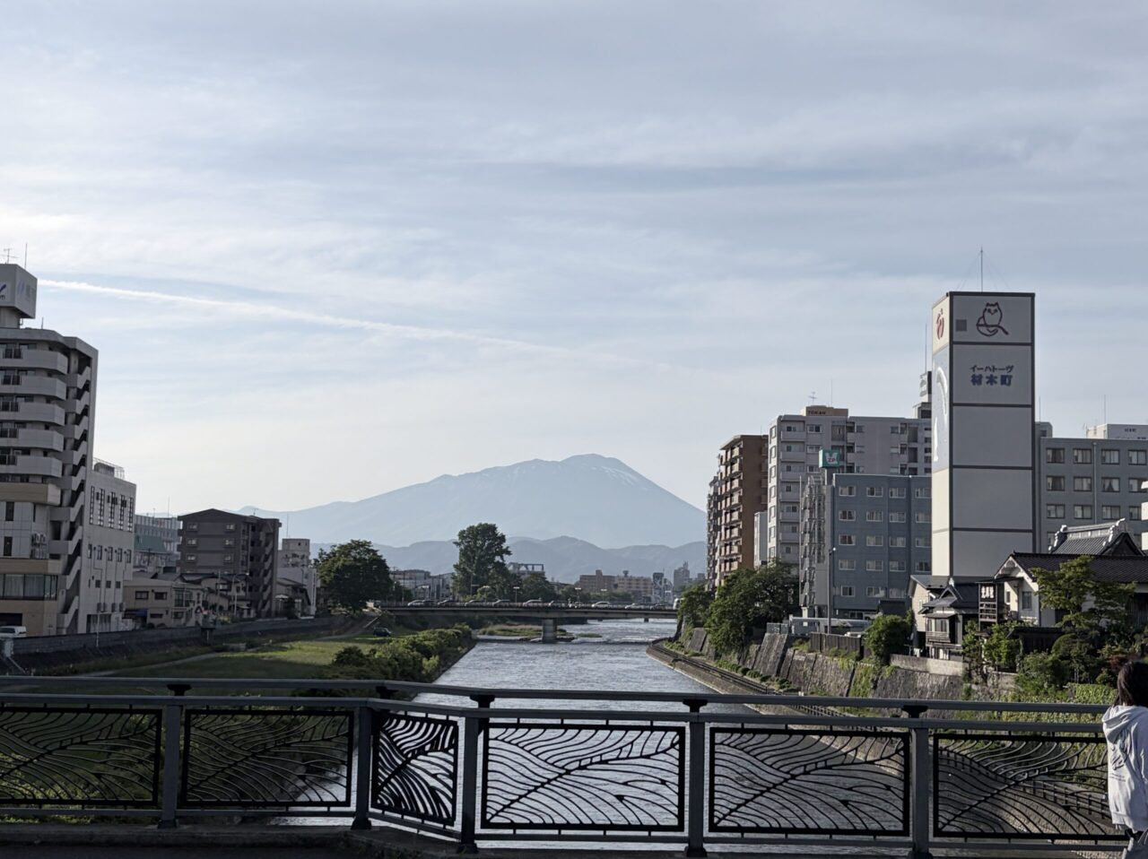 旭橋から眺める岩手山と北上川