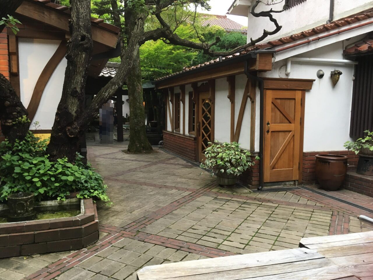 光原社の可否館などが並ぶ内庭