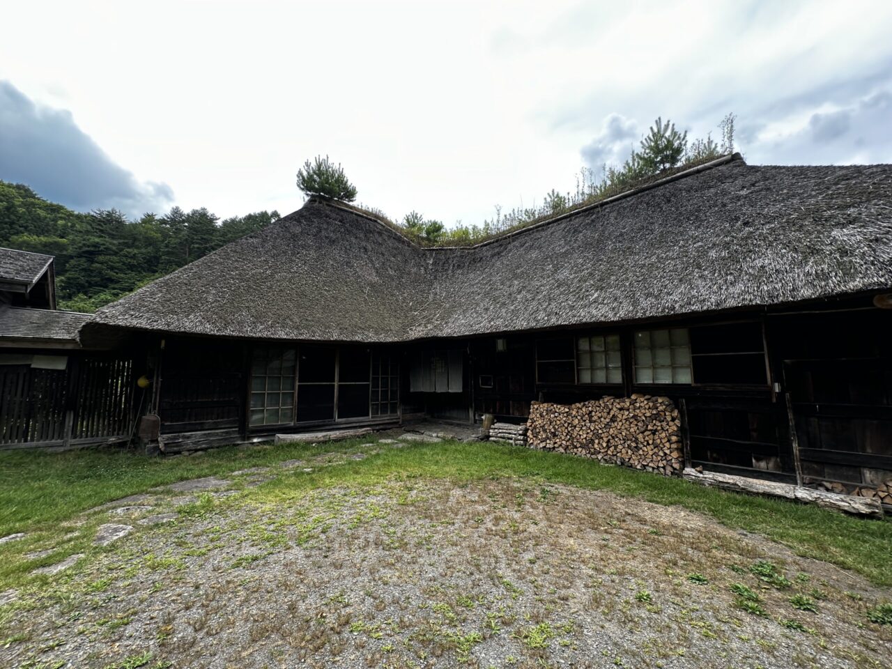 苫屋の外観